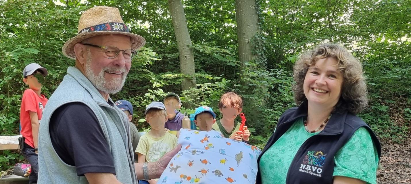 Karin Hilfiker überreicht Kari Langenstein das Ruhekissen